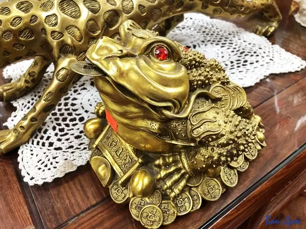 Monetary Toad (18 foto's): Wêr yn Fengshui te setten? Hoe kinne jo in trije-woare kikker goed brûke mei in munt yn 'e mûle om jild oan te lûken? 8270_14