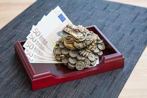 Toad monetari (18 foto): Di mana untuk memakai Fengshui? Bagaimana dengan betul menggunakan katak tiga berkurang dengan duit syiling di dalam mulut untuk menarik wang? 8270_8