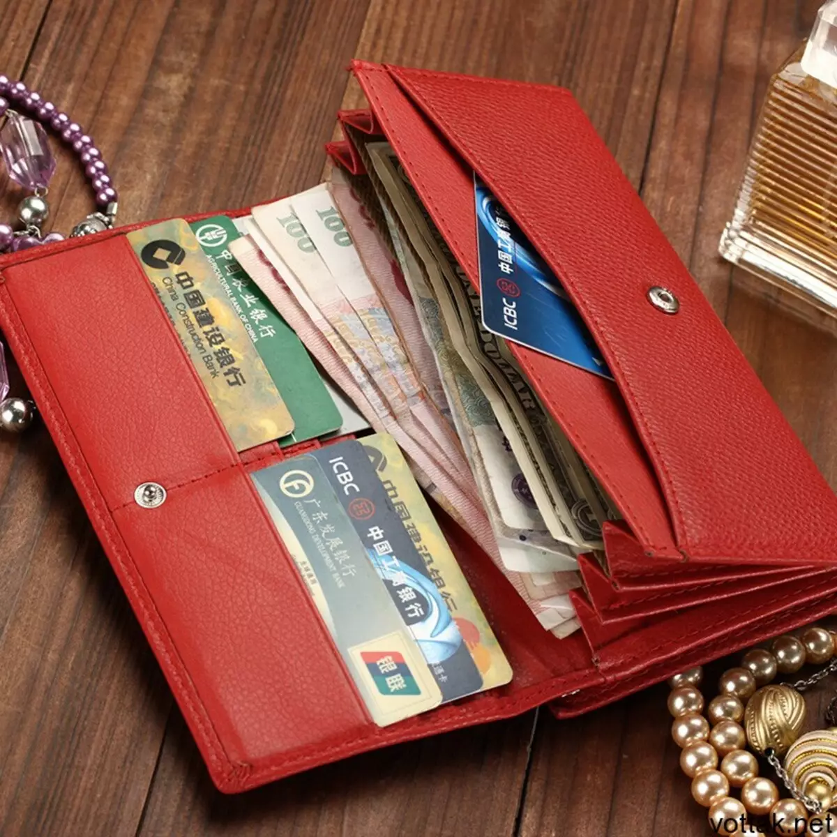 Peňaženka prilákať peniaze na Fengshui: Optimálne rozmery. Čo robí modré a zlaté, červené a fialové, oranžové farby peňaženky na Fengshui? 8290_20