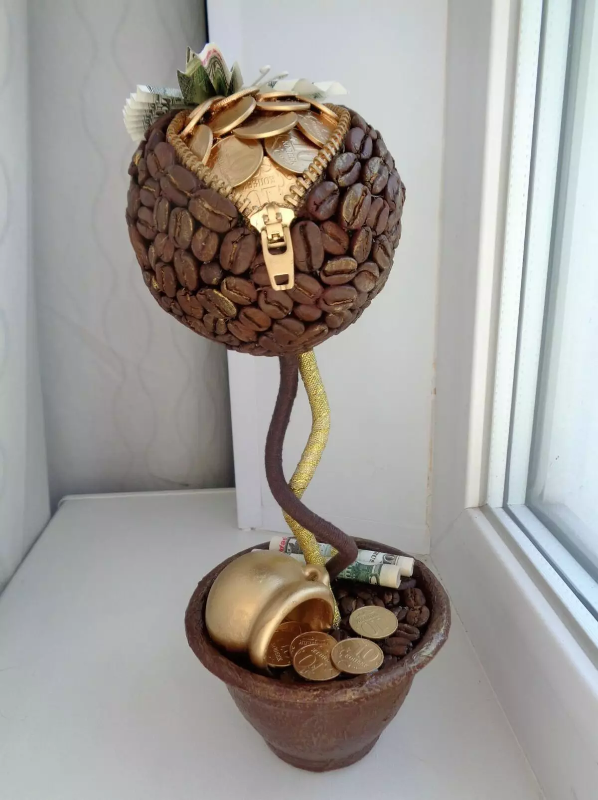 硬貨からのお金の木から自分の手を持つ貨幣の木（26枚の写真）：スパンコールと金貨からの木材の製造のためのステップバイステップマスタークラス 8291_21