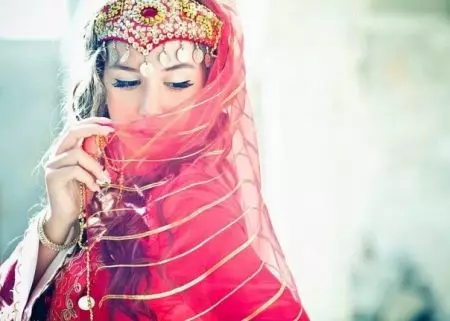 Azerbeidzjan Nasjonale Suit (40 foto's): Froulju traditional Outfit foar fertsjintwurdigers fan 'e ynheemse minsken fan Azerbeidzjan 834_14