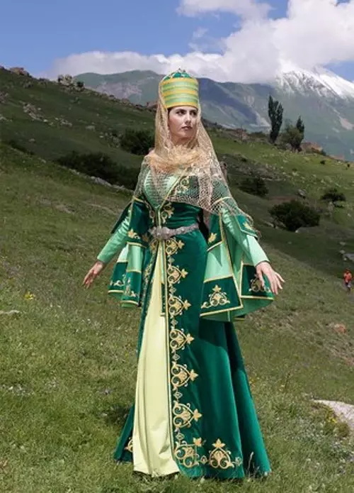 Azerbaycan Ulusal Takım Elbise (40 Fotoğraf): Azerbaycan'ın yerli halkı temsilcileri için kadın geleneksel kıyafeti 834_16