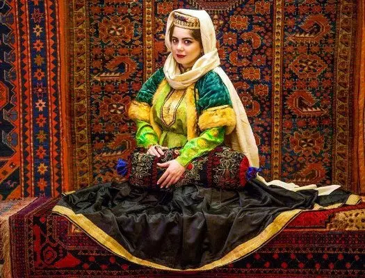 Азербайжан Улуттук костюму (40 сүрөт): Азербайжандын түпкү элинин өкүлдөрүнүн өкүлдөрү үчүн салттуу кийим 834_17