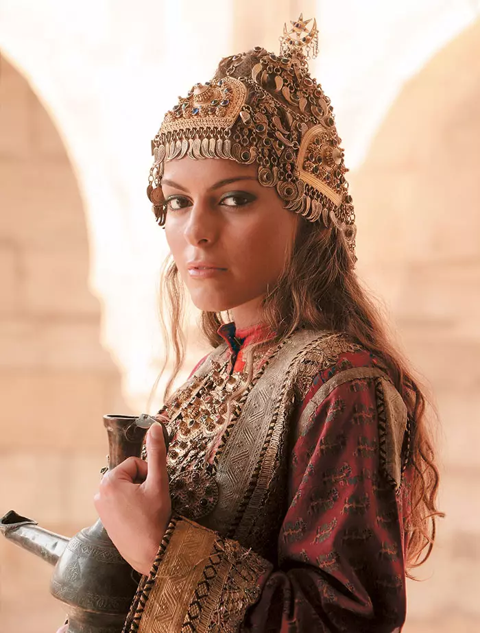 Kostum Kombëtar i Azerbajxhanit (40 foto): veshje tradicionale femërore për përfaqësuesit e njerëzve indigjenë të Azerbajxhanit 834_20