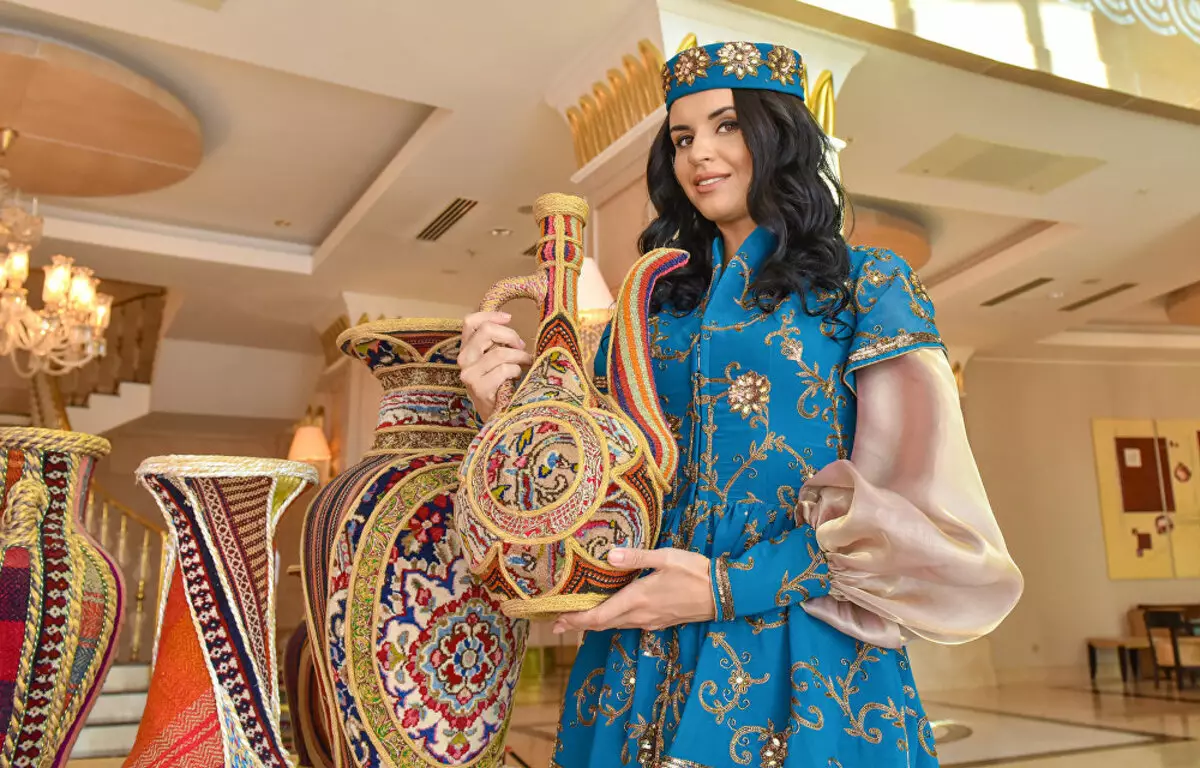 Azerbaycan Ulusal Takım Elbise (40 Fotoğraf): Azerbaycan'ın yerli halkı temsilcileri için kadın geleneksel kıyafeti 834_21