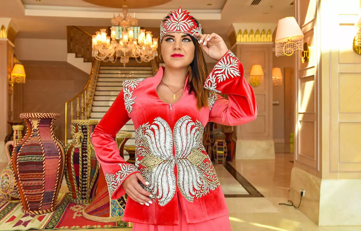 Aserbajdsjan National Suit (40 bilder): Kvinne Tradisjonell antrekk for representanter for de urbefolkningene i Aserbajdsjan 834_25
