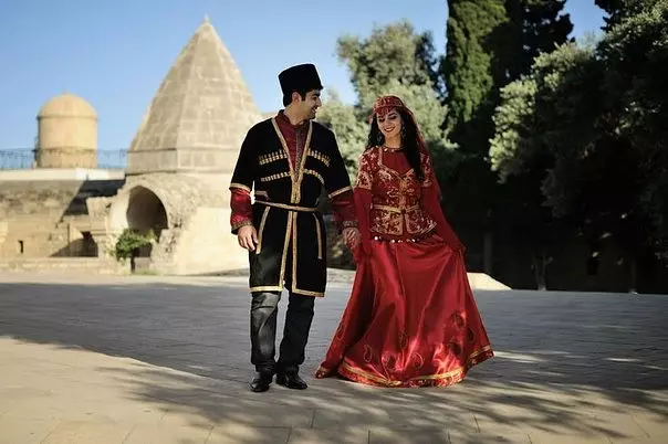 Azerbaijan National Suit (40 Mga Litrato): Mga babaye nga tradisyonal nga outfit alang sa mga representante sa mga lumad sa Azerbaijan 834_34