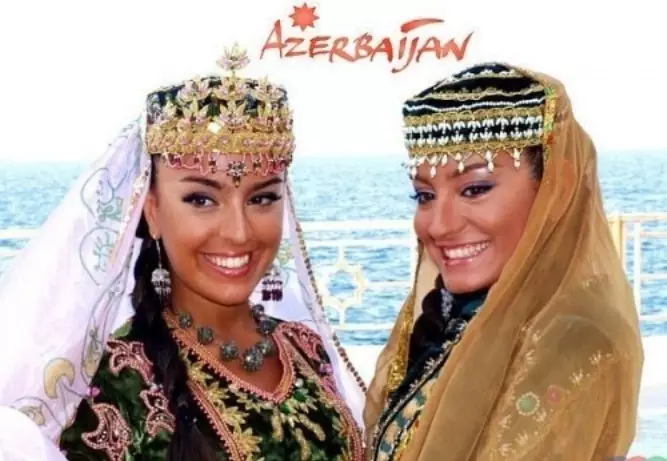 Azerbaycan Ulusal Takım Elbise (40 Fotoğraf): Azerbaycan'ın yerli halkı temsilcileri için kadın geleneksel kıyafeti 834_38