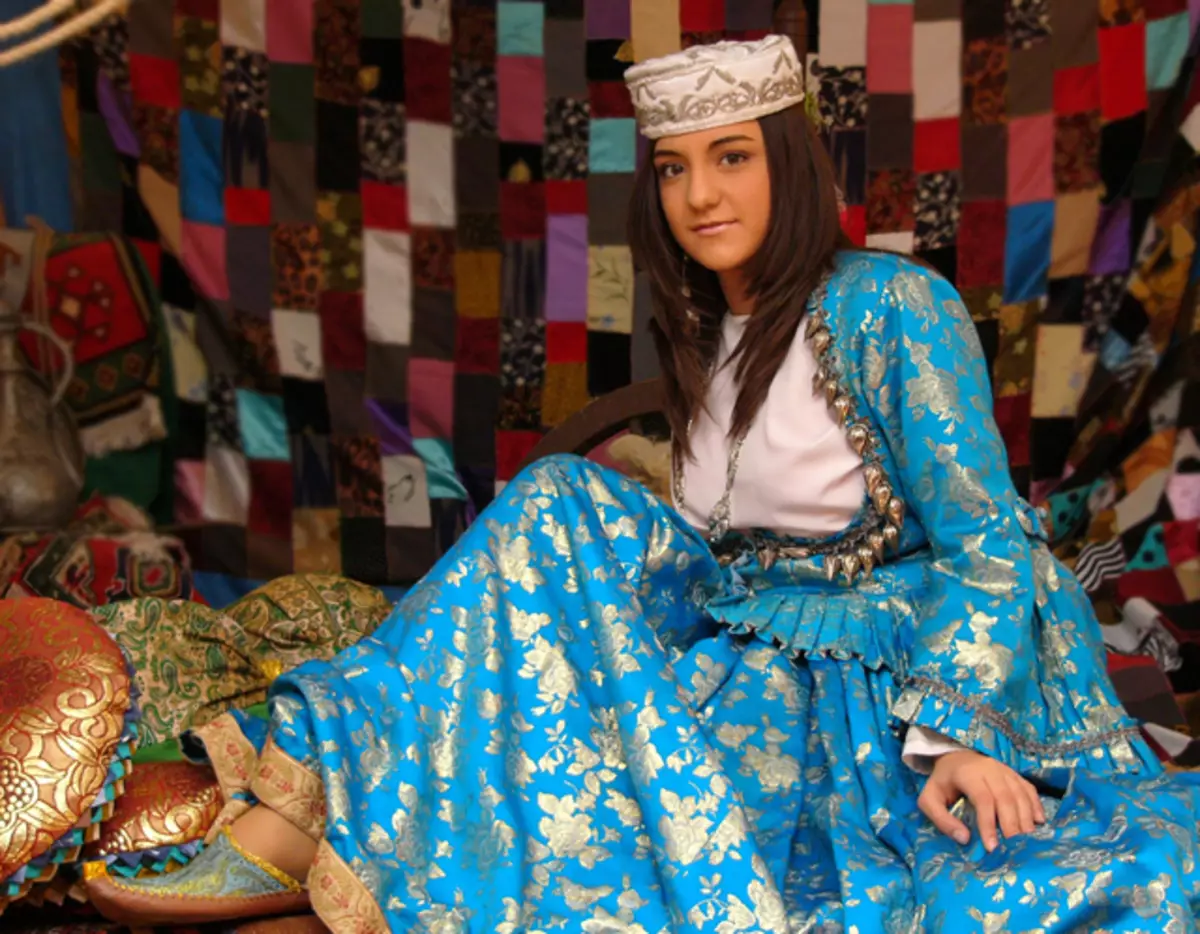 Azerbaijan National Suit (40 Mga Litrato): Mga babaye nga tradisyonal nga outfit alang sa mga representante sa mga lumad sa Azerbaijan 834_39