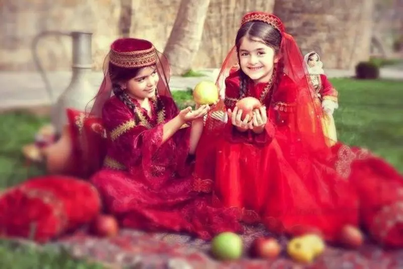 Azerbeidzjan Nasjonale Suit (40 foto's): Froulju traditional Outfit foar fertsjintwurdigers fan 'e ynheemse minsken fan Azerbeidzjan 834_4
