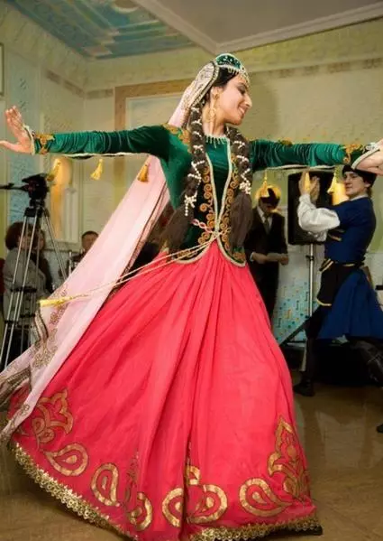Azerbaycan Ulusal Takım Elbise (40 Fotoğraf): Azerbaycan'ın yerli halkı temsilcileri için kadın geleneksel kıyafeti 834_5