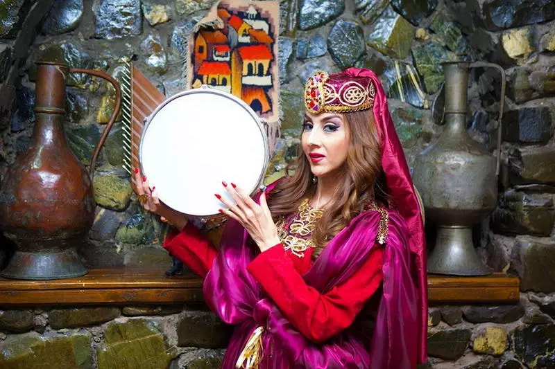 Aserbaidžaani rahvuslik ülikond (40 fotot): naissoost traditsiooniline komplekt Aserbaidžaani põlisrahvaste esindajate jaoks 834_6