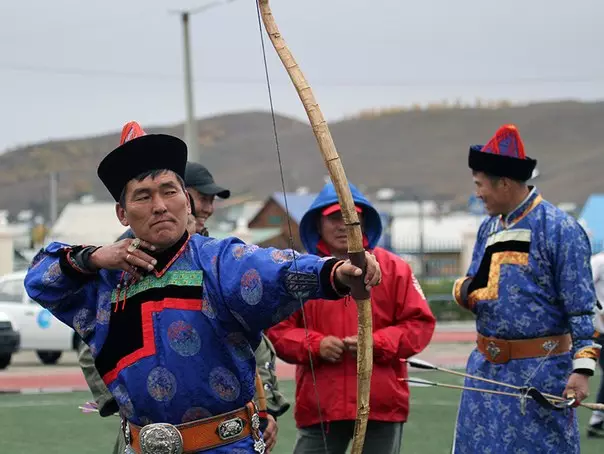 Buryat Traje Nazionala (66 argazki): Emakumeen Buryat jantzi tradizionala, Buryatiako jendearen jantzi estilizatuak 835_10