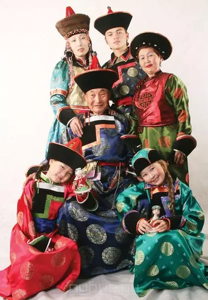 Buryat Εθνικό κοστούμι (66 φωτογραφίες): Παραδοσιακή γυναικεία ρούχα Buryat, στυλιζαρισμένα κοστούμια του λαού της Buryatia 835_11