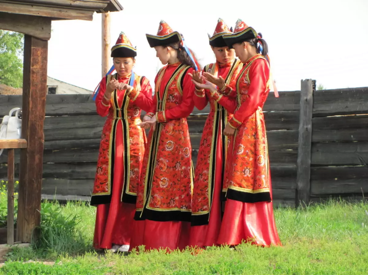 Buryo national Con (66 Foto): klambi Buryat wanita tradisional, cocog karo masarakat Buryatia 835_12
