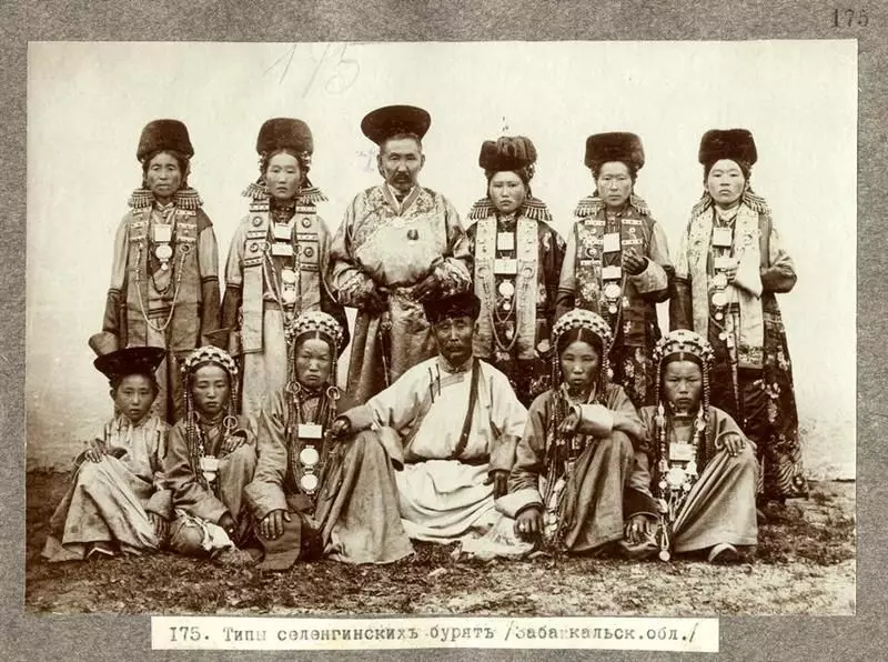 Buryo national Con (66 Foto): klambi Buryat wanita tradisional, cocog karo masarakat Buryatia 835_14