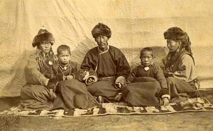 Buryat National Sutu (66 mafoto): yechinyakare fury buryat yekupfeka, yakasarudzika masutu evanhu veBuryatia 835_15