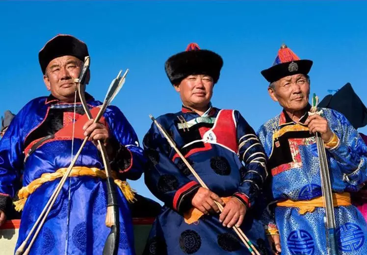 Buryati rahvuslik ülikond (66 fotot): traditsiooniline naissoost buryat riided, burjaatia inimeste stiliseeritud ülikonnad 835_16