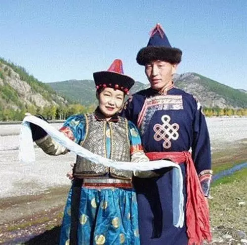 Buryat National sihambelane (66 iifoto): Traditional obhinqileyo Buryat ngubo, iisuti isitayile of the People of Buryatia 835_17