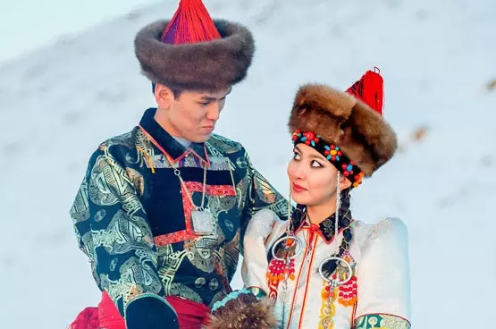 Buryo national Con (66 Foto): klambi Buryat wanita tradisional, cocog karo masarakat Buryatia 835_18