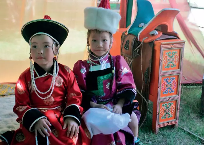 ชุด National Buryat แห่งชาติ (66 รูป): ชุด Buryat หญิงดั้งเดิมชุดสูทที่เก๋ไก๋ของคน Buryatia 835_25