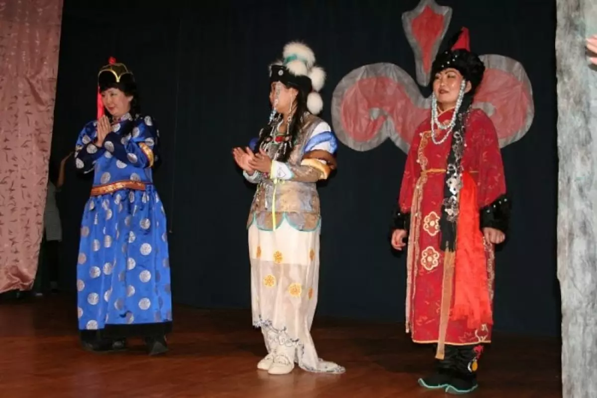 Buryat nacionālais tērps (66 fotoattēli): tradicionālā sieviešu Buryat apģērbs, stilizēti uzvalki no Burjatijas iedzīvotājiem 835_27