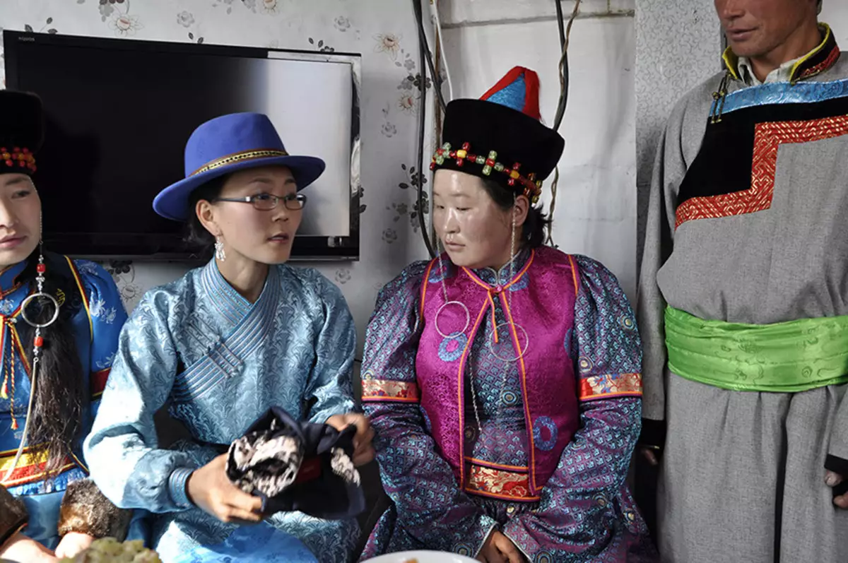 Buryat Traje Nazionala (66 argazki): Emakumeen Buryat jantzi tradizionala, Buryatiako jendearen jantzi estilizatuak 835_28