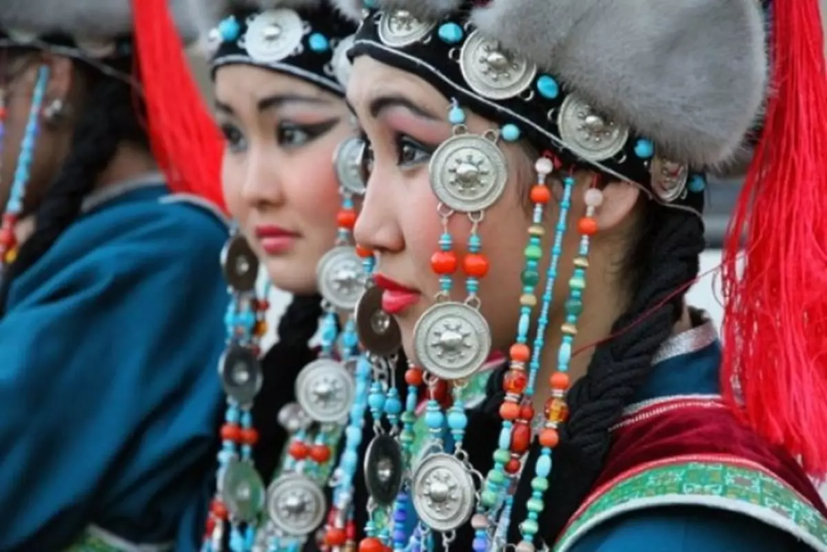 Buryat National sihambelane (66 iifoto): Traditional obhinqileyo Buryat ngubo, iisuti isitayile of the People of Buryatia 835_29