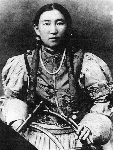 Buryaat National Suit (66 fotók): Hagyományos női Buryat Outfit, Buryatia népének stilizált öltönyei 835_3