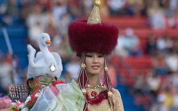 Buryat Εθνικό κοστούμι (66 φωτογραφίες): Παραδοσιακή γυναικεία ρούχα Buryat, στυλιζαρισμένα κοστούμια του λαού της Buryatia 835_30