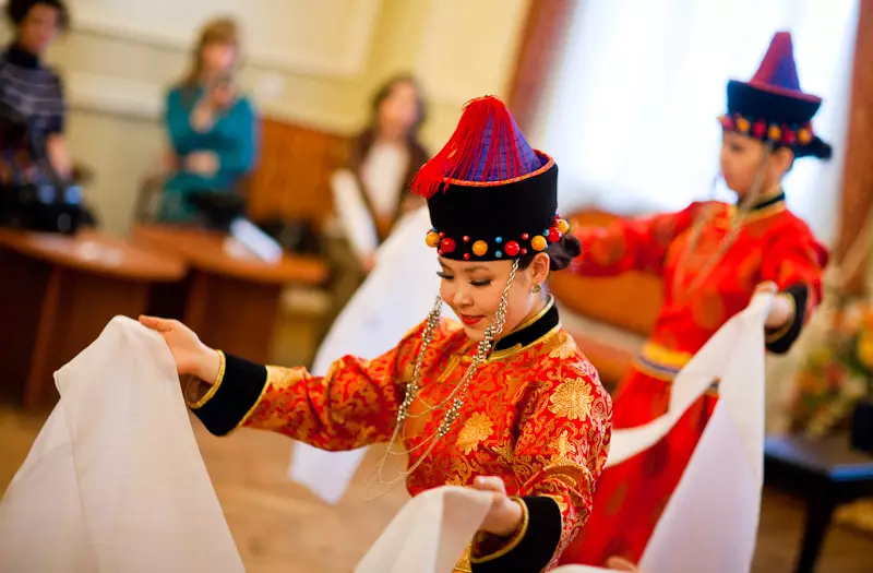Buryat nacionālais tērps (66 fotoattēli): tradicionālā sieviešu Buryat apģērbs, stilizēti uzvalki no Burjatijas iedzīvotājiem 835_31