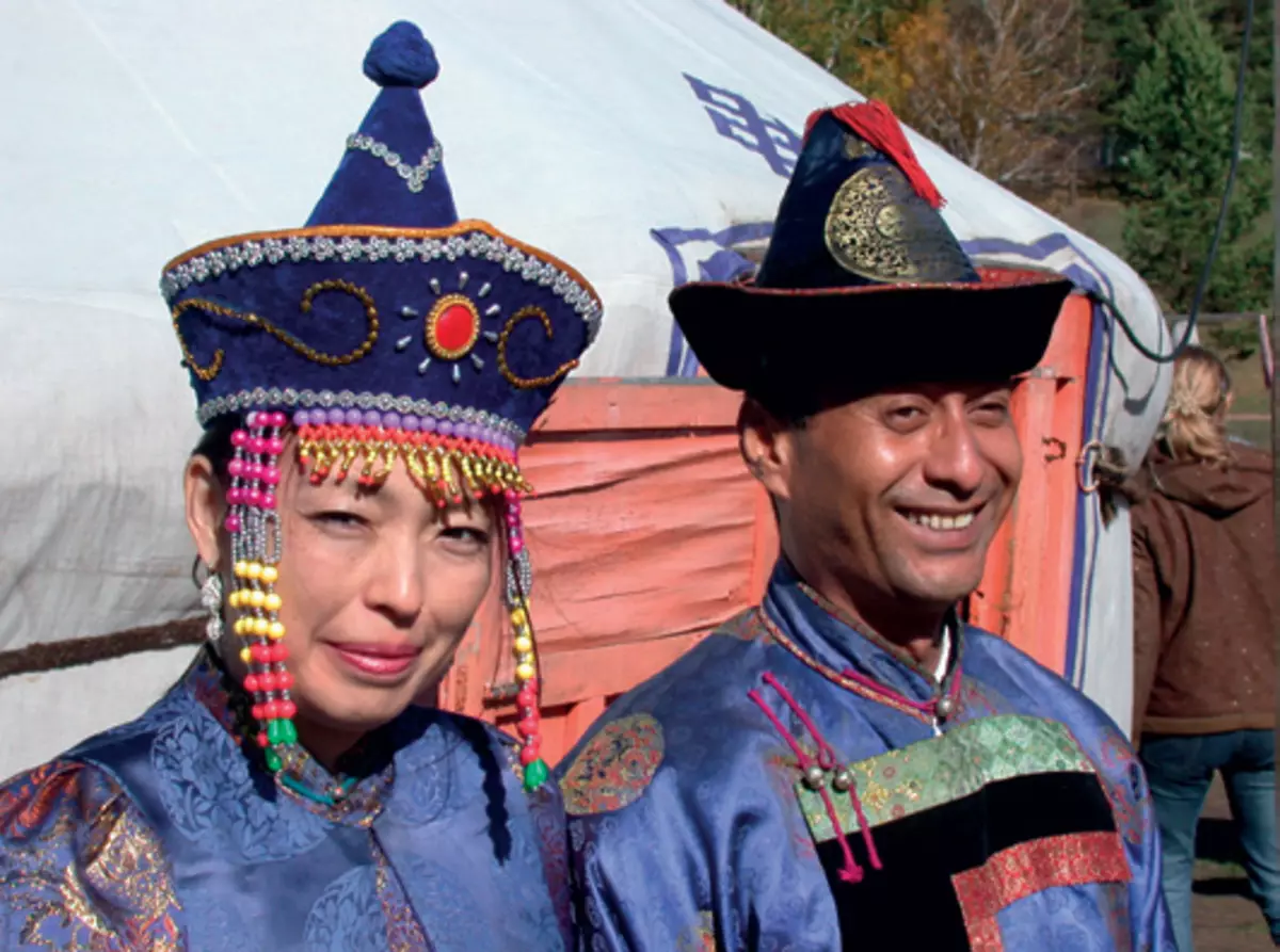 Buryat National Suit (66 장의 사진) : 전통 여성 부랴 트 복장, 부랴 트의 사람들의 양식에 일치시키는 양식화 835_32
