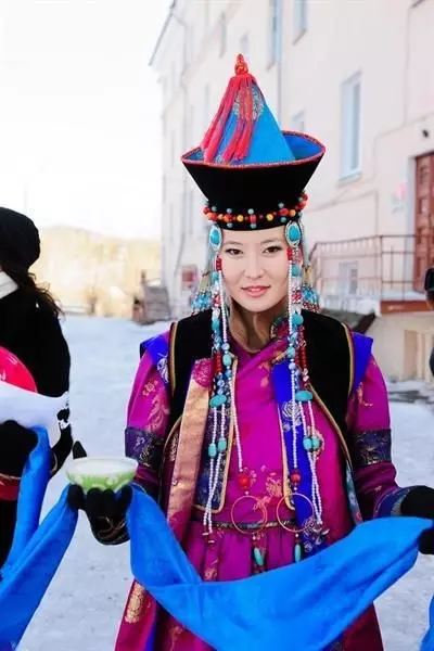 Buryat Nasionale pak (66 foto's): Tradisionele vroulike Buryat outfit, gestileerde pakke van die mense van Buryatia 835_33