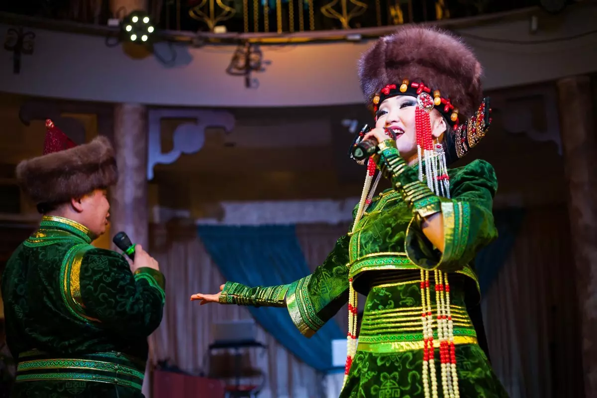 Buryat Nacia kostumo (66 fotoj): Tradicia ina Buryat Outfit, stiligitaj kostumoj de la homoj de Buryatiatia 835_35