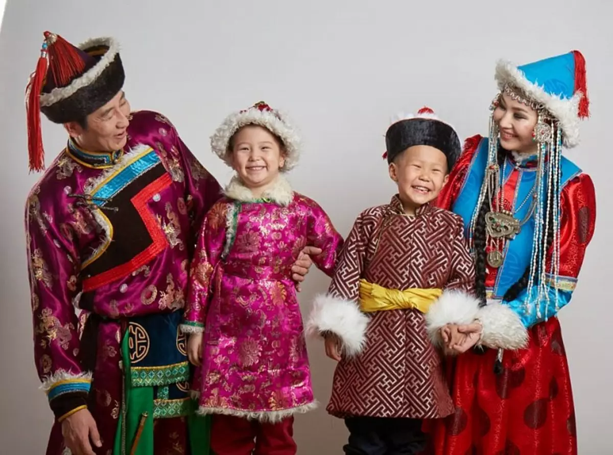 Suti ya Taifa ya Buryat (picha 66): Outfit ya jadi ya kike ya Buryat, suti za stylized ya watu wa Buryatia 835_36