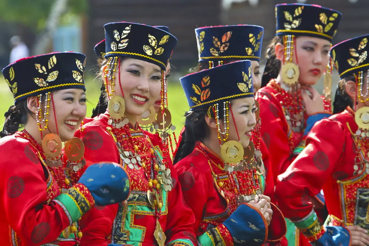 Buryat nacionalinis kostiumas (66 nuotraukos): tradicinis female Buryat apranga, stilizuotos kostiumai Buryatijos žmonių 835_37