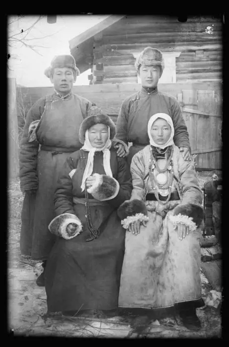 Buryati rahvuslik ülikond (66 fotot): traditsiooniline naissoost buryat riided, burjaatia inimeste stiliseeritud ülikonnad 835_4