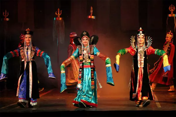 Buryo national Con (66 Foto): klambi Buryat wanita tradisional, cocog karo masarakat Buryatia 835_46
