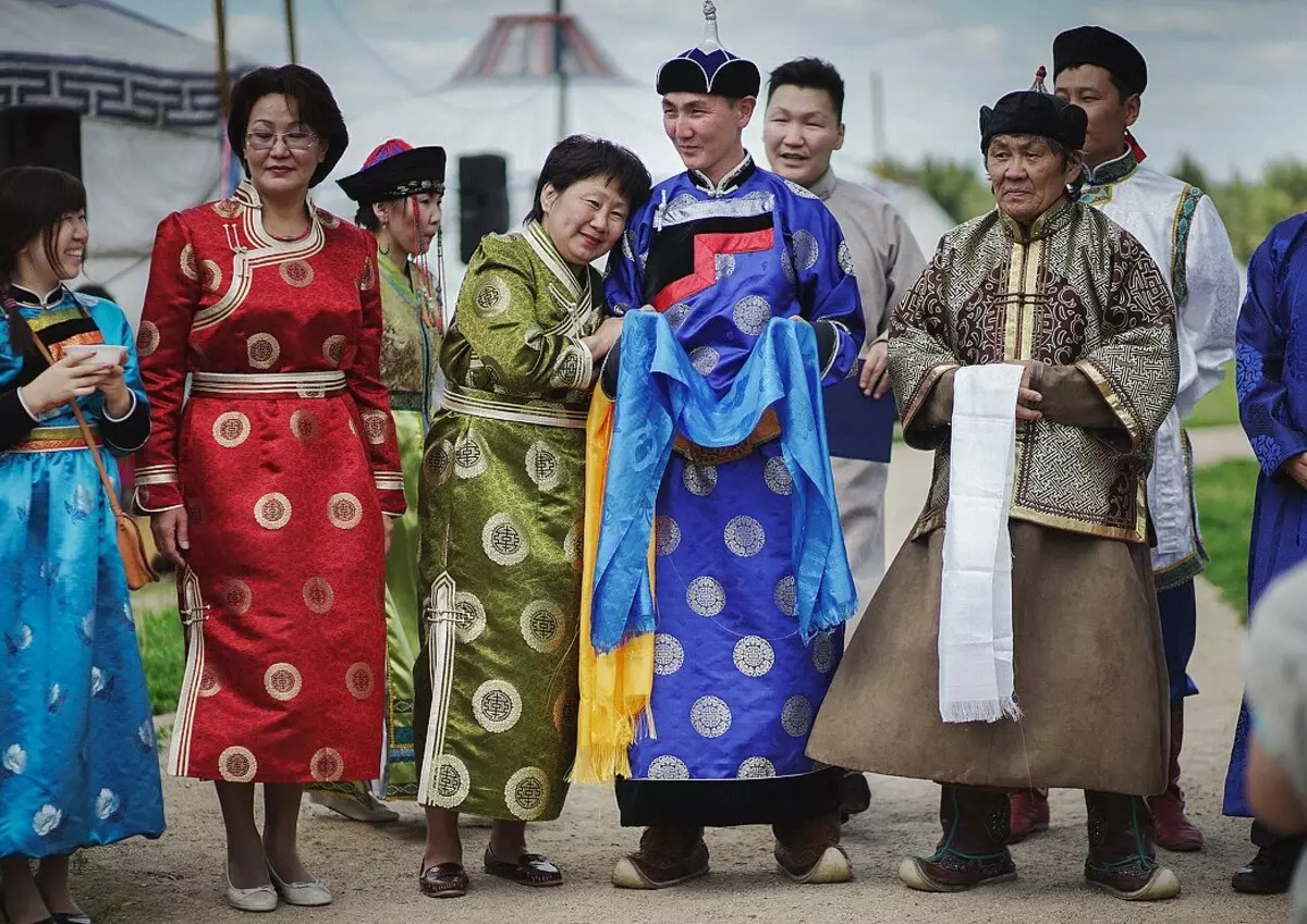 חליפה לאומית לבוריאט (66 תמונות): תלבושת בוריאט נקבה מסורתית, חליפות מסוגננות של בני בוריאטיה 835_47