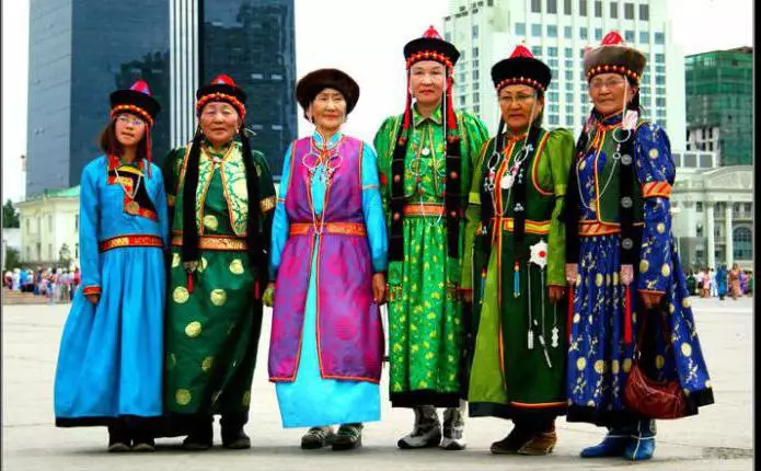 Buryat National Suit (66 Bilder): Tradisjonell Kvinne Buryat Outfit, Stiliserte drakter av folket i Buryatia 835_56