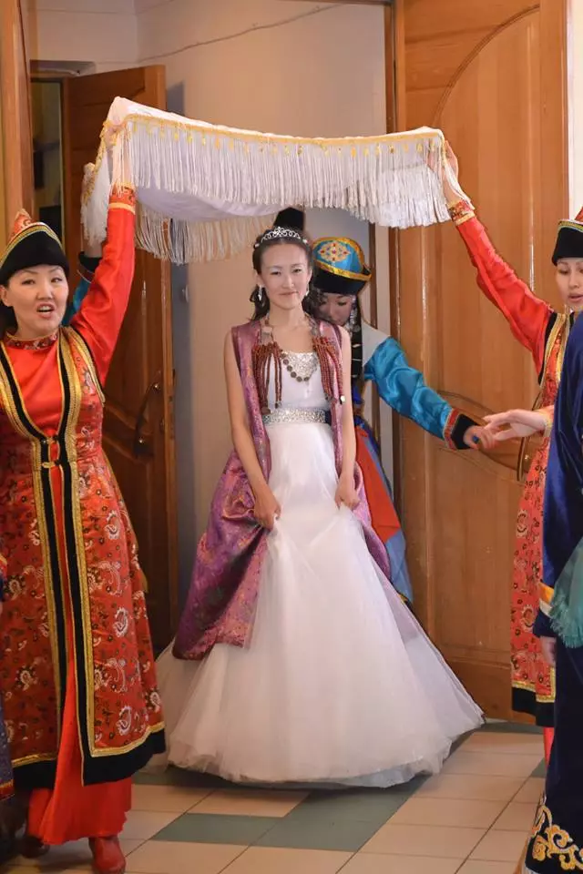 Národný oblek Buryatu (66 fotografií): Tradičná žena Buryat Outfit, Štylizované obleky ľudí v Buryatii 835_57