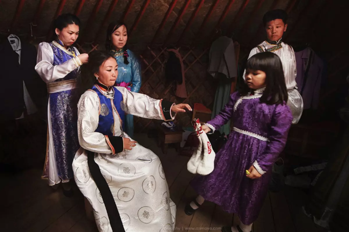 Buryat National Suit（66写真）：伝統的な女性のBuryat衣装、ブリヤティアの人々の様式化されたスーツ 835_58