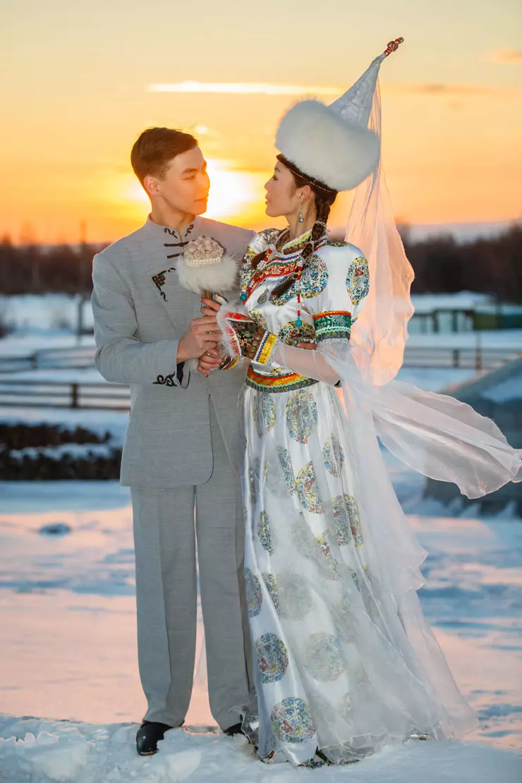 Buryat Εθνικό κοστούμι (66 φωτογραφίες): Παραδοσιακή γυναικεία ρούχα Buryat, στυλιζαρισμένα κοστούμια του λαού της Buryatia 835_59