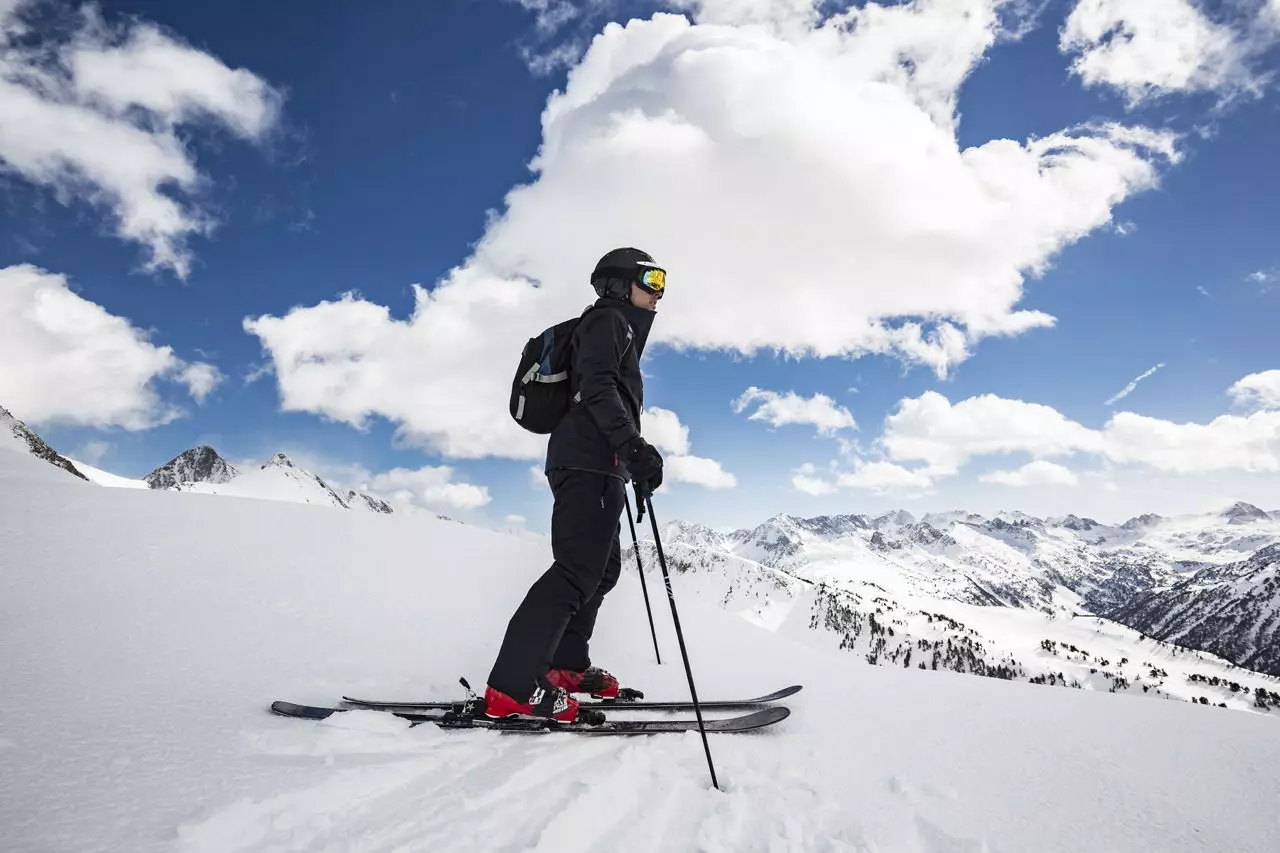 Πώς να εγκαταστήσετε συνημμένα σκι; Εγκατάσταση συνδετήρων σκι για skate και κλασικό εγκεφαλικό επεισόδιο. Πώς να καθορίσει ημι-άκαμπτες συνδετήρες; 8378_3