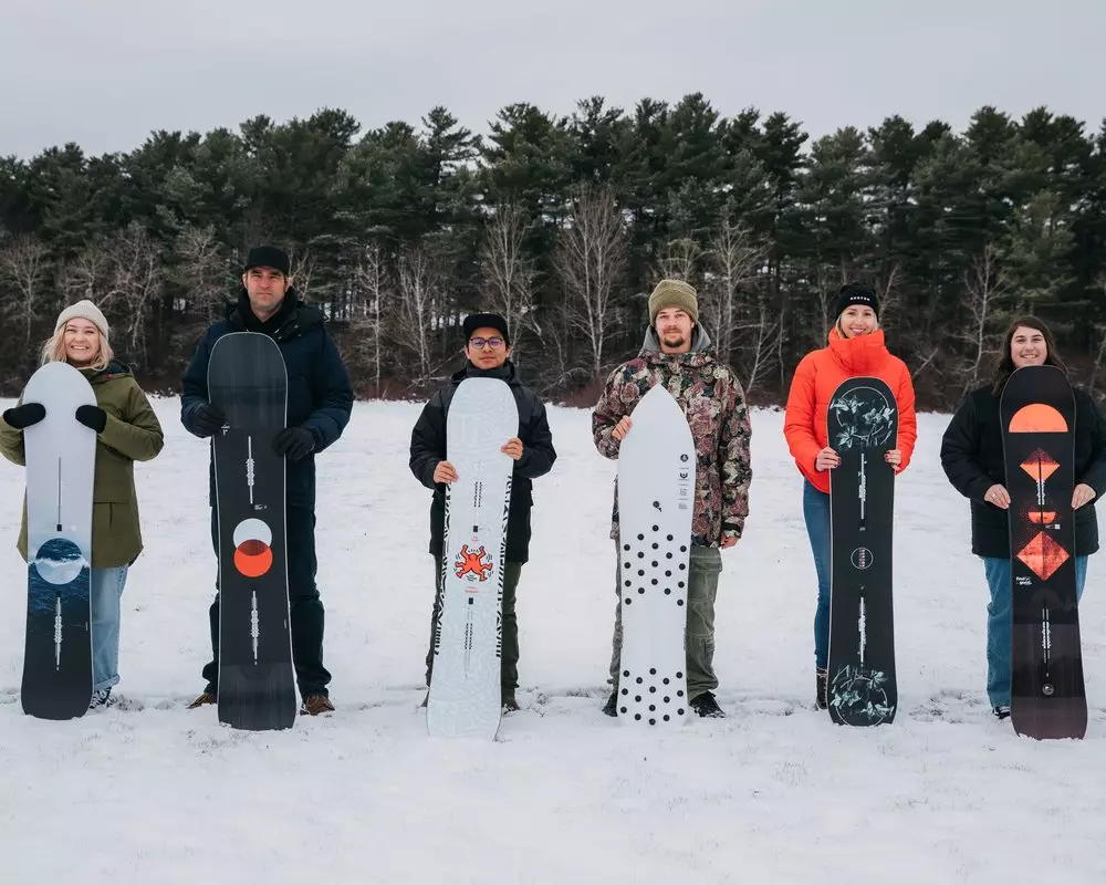 តើធ្វើដូចម្តេចដើម្បីជ្រើសរើស snowboard សម្រាប់កំណើនមួយ? Rostovka របស់ស្ត្រី។ តើធ្វើដូចម្តេចដើម្បីជ្រើសរើសជាបុរសដែលមានទំហំ snowboard? ការជ្រើសរើសនៃរង្វាស់សម្រាប់កុមារ 8381_2