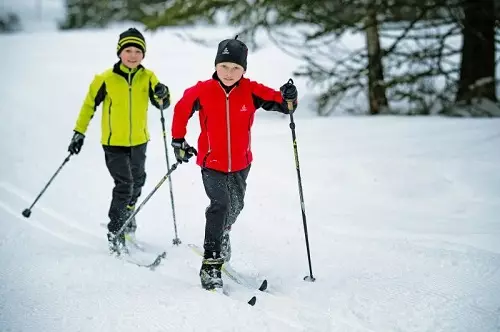 Si të zgjidhni ski kalimin për rritje? Si të zgjidhni një të rritur të madhësisë së skive? Përzgjedhja e gjatësisë në varësi të rritjes së fëmijës 8382_11