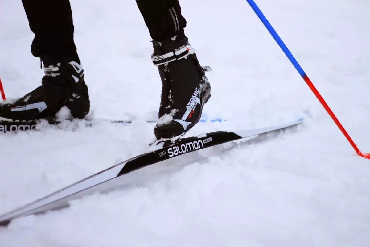 Si të zgjidhni ski kalimin për rritje? Si të zgjidhni një të rritur të madhësisë së skive? Përzgjedhja e gjatësisë në varësi të rritjes së fëmijës 8382_5