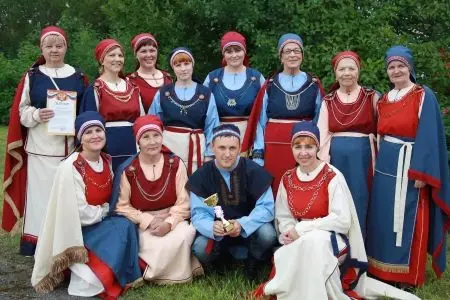 Национални костим Карелова (40 фотографија): Женски традиционални Карелиан Оутфит 838_39