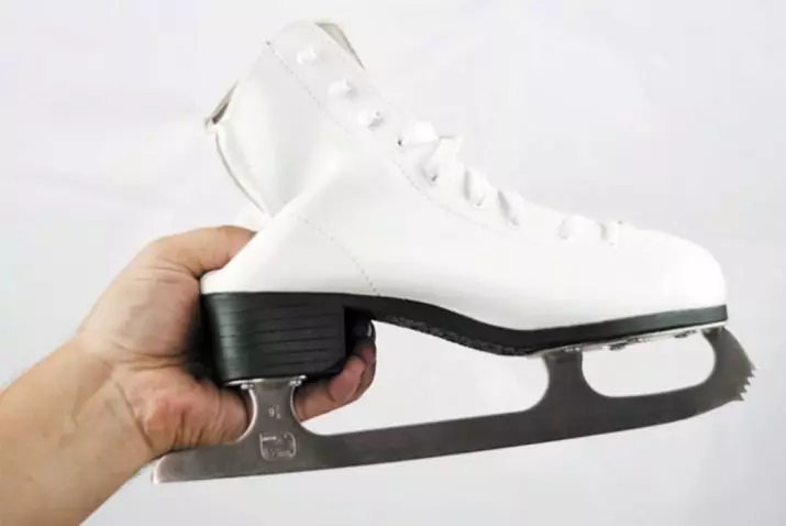 花樣滑冰（49張）：女性和男士，黑色和白色的冰鞋。什麼是與普通冰鞋不同的東西以及如何選擇它們？方面 8390_12