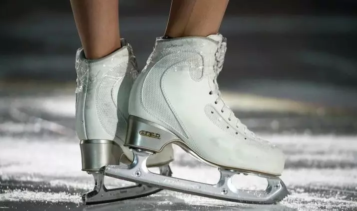 花样滑冰（49张）：女性和男士，黑色和白色的冰鞋。什么是与普通冰鞋不同的东西以及如何选择它们？尺寸 8390_22